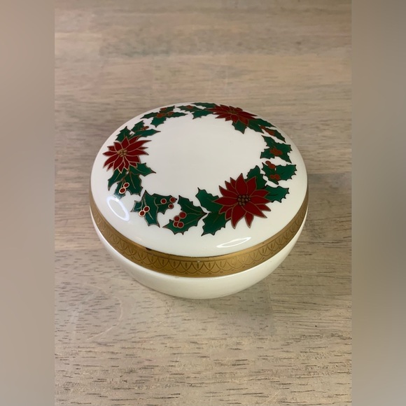 Vintage Lefton Holly Berry Holiday Collection Round‎ Trinket Box Candy Music Box - Picture 2 of 9